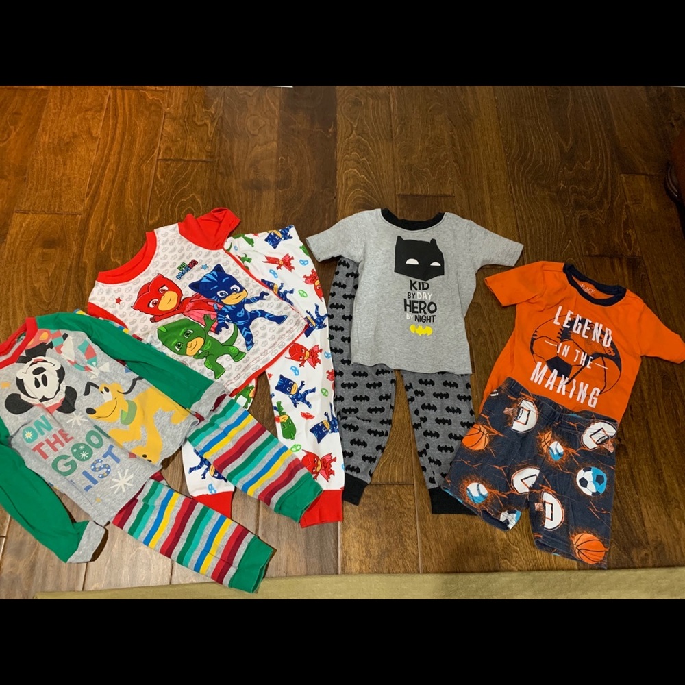 Kids pajamas bundle! Size 5!